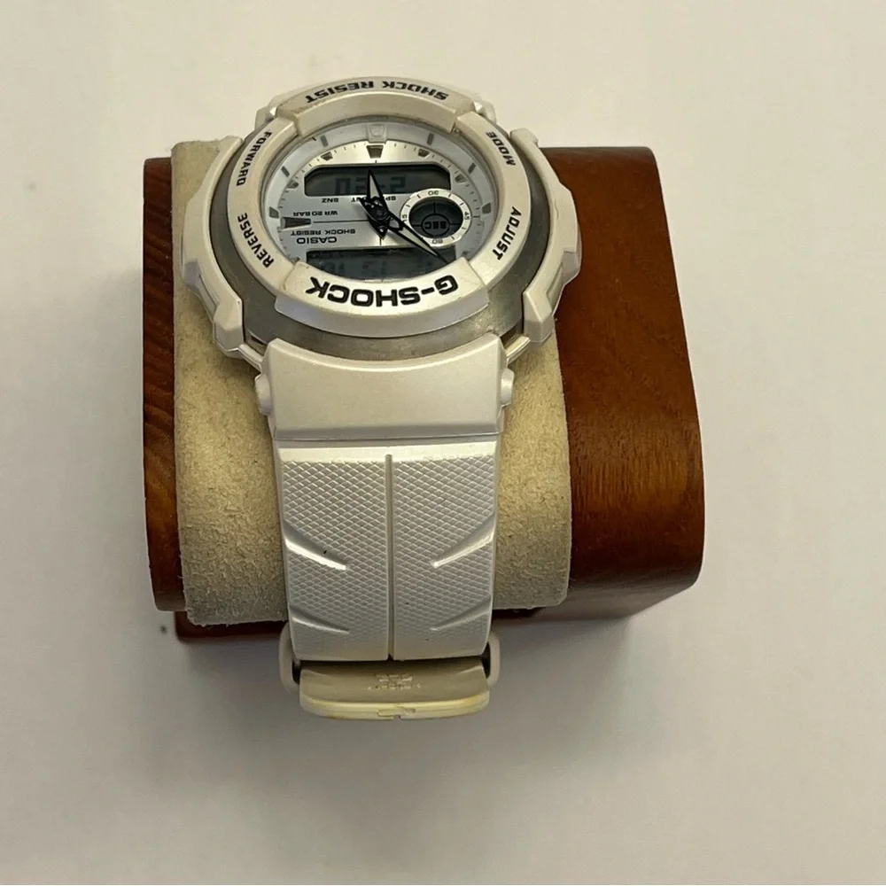 G-Shock‎ G-300LV-7A White Resin Digital